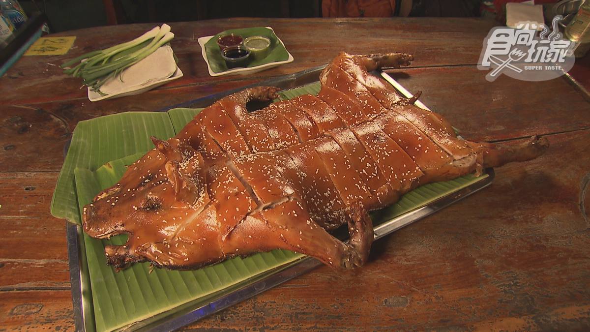１天賣300隻！薄脆「烤乳豬」藏身釣蝦場，肉質軟嫩一咬噴汁超誘人
