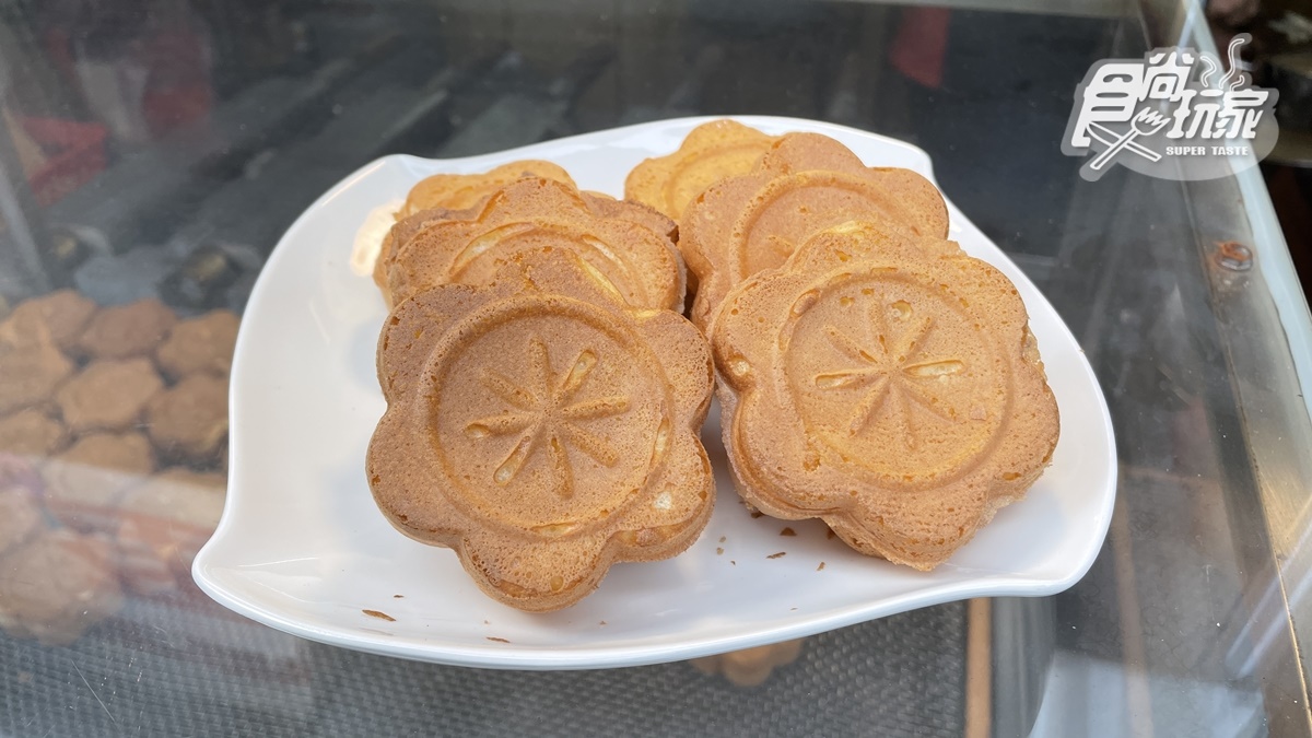 想吃先抽號碼牌！古早味「排隊雞蛋糕」在地人最愛，現烤酥皮夾帶奶香超濃郁