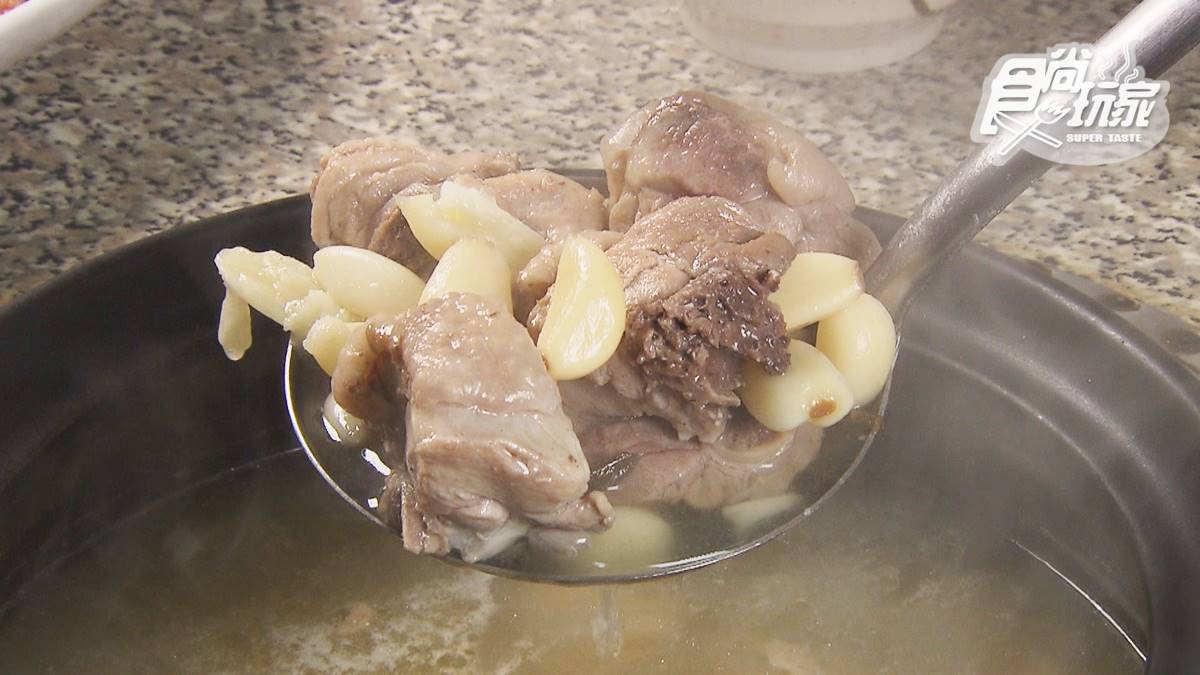 蒜頭控嗨翻！老店「炭燒蒜頭雞」爆量給料不手軟，必沾胡椒鹽＋雞油秒變神醬
