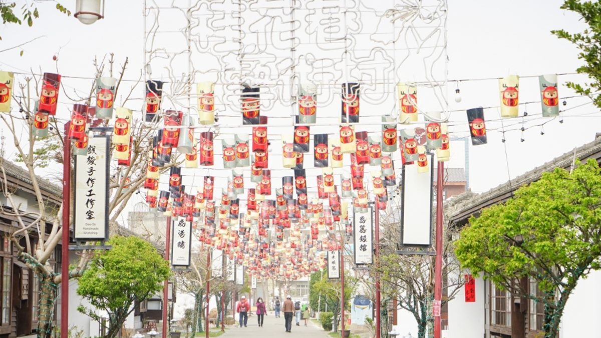圓柱燈罩形狀的「小鹿不倒翁」超可愛，綿延整條道路。（圖片來源：美食旅遊生活分享。欣晴）