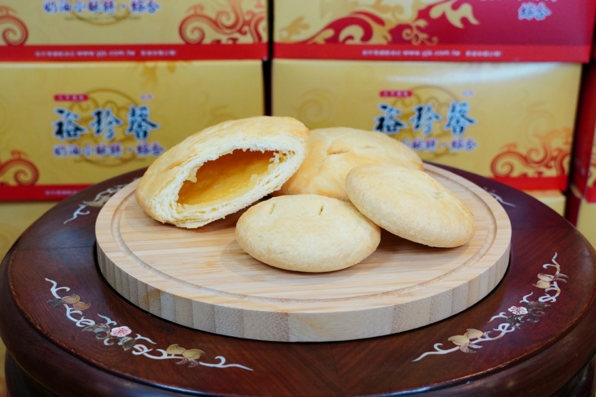 大甲媽祖遶境順買!廟旁6超夯伴手禮:熱賣50年麻糬、國宴指定芋頭酥 說到台中伴手禮,一定少不了「裕珍馨」。裕珍馨有奶油酥餅的故鄉之稱。