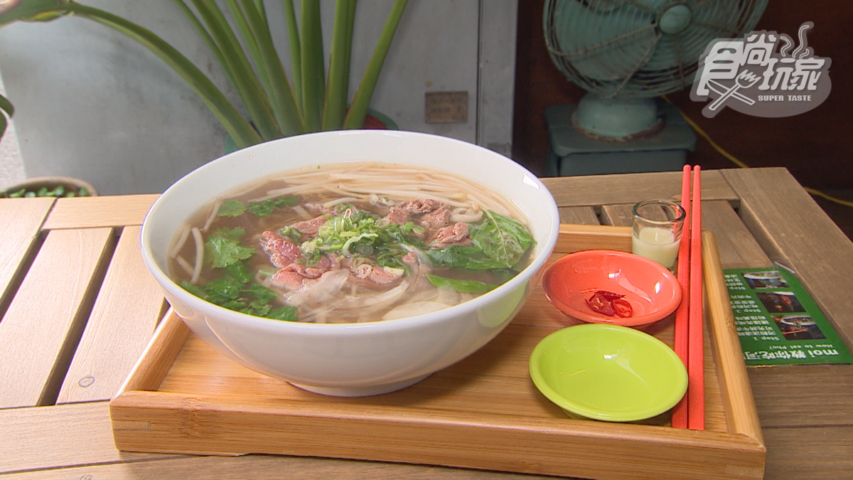 秒飛越南度假！夜市夯翻「生牛肉河粉」現身台中街頭，高湯現燙肉質超軟嫩
