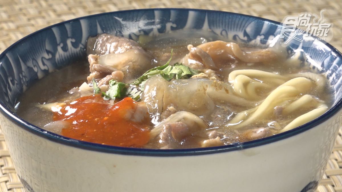 彰化逛夜市必吃！大火現炒「老牌鴨肉羹」鍋氣十足，鴨骨＋筍絲熬湯滑順鮮甜