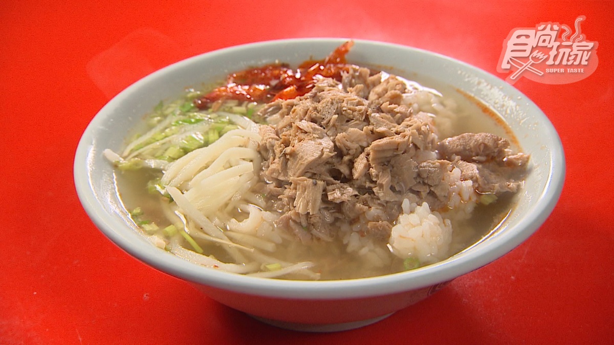 在地人激推平價小吃！45元「鮪魚飯湯」滿料超實在，柴燒湯頭＋蝦油清甜唰嘴