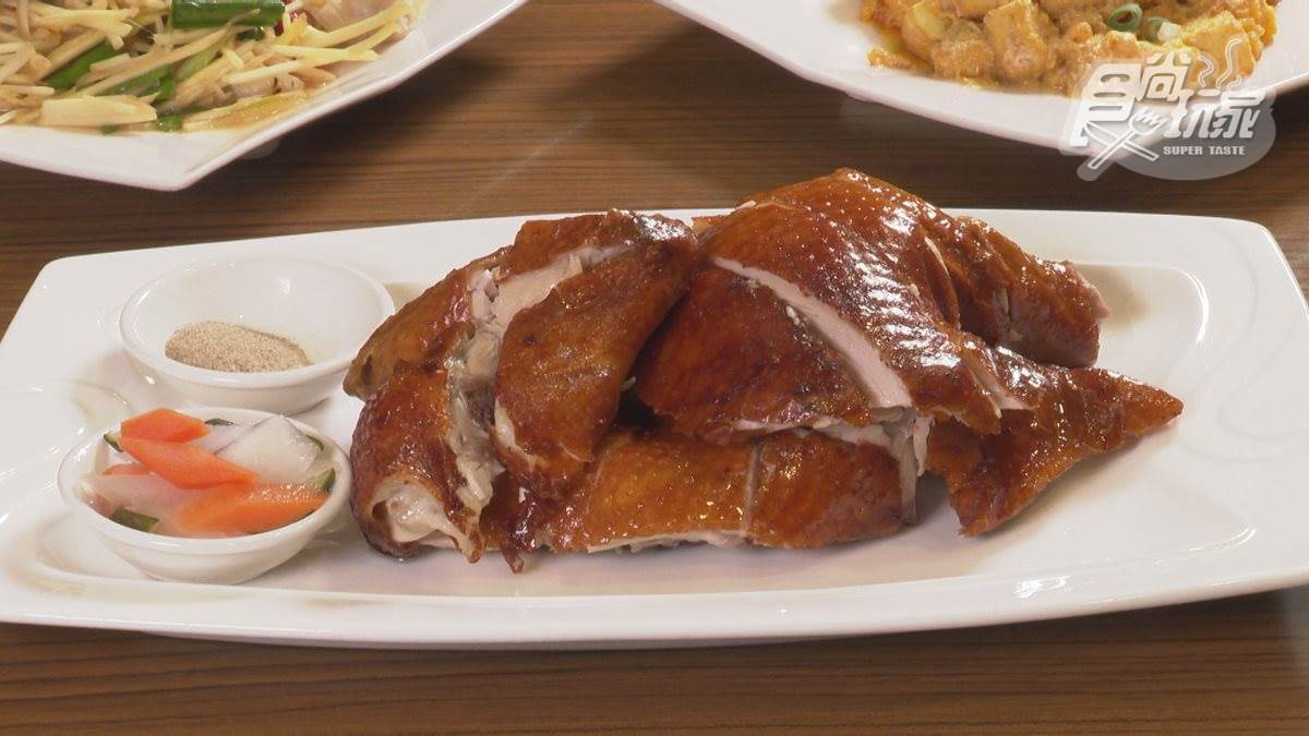 苗栗超夯客家料理！「招牌脆皮雞」外酥內嫩又多汁，薑絲大腸酸香Ｑ彈超夠味