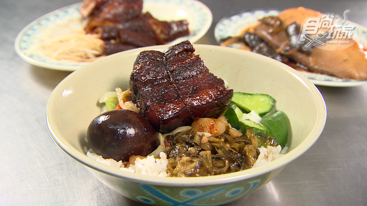 飄香超過70年！台北「黑金豬腳飯」皮Q肉嫩入口即化，老滷汁甜中帶鹹不膩口
