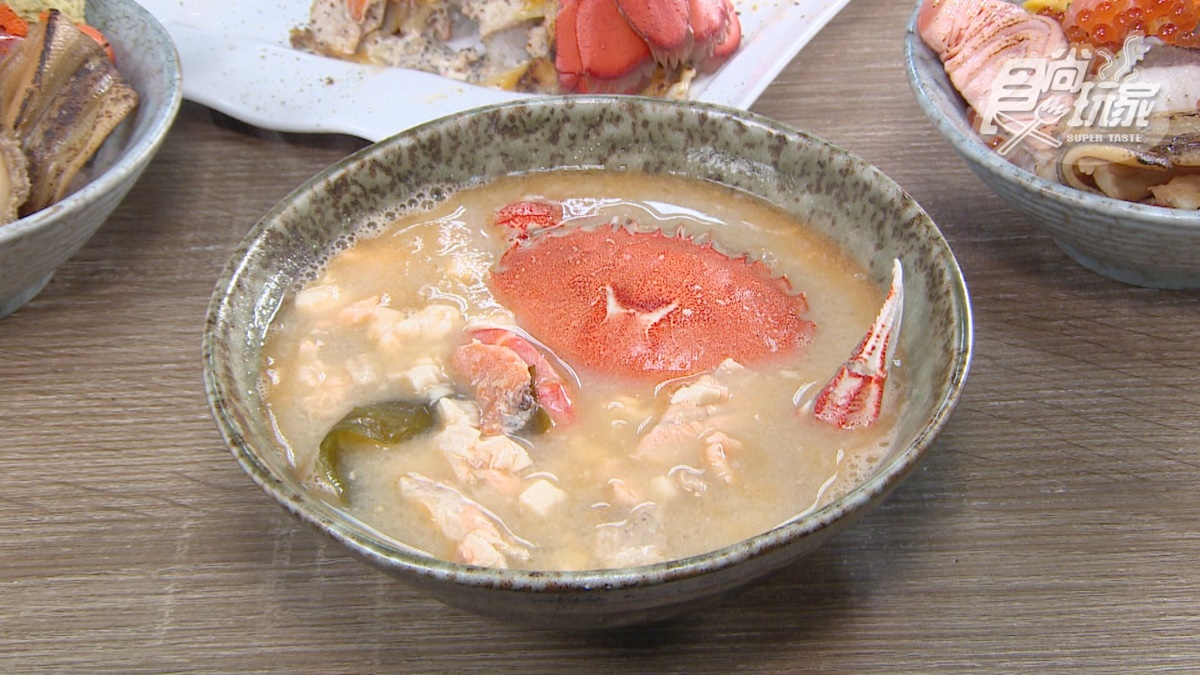 50元爽嗑螃蟹味噌湯！台北高CP值日料藏身市場，大碗公裝滿魚蝦鮮味爆表