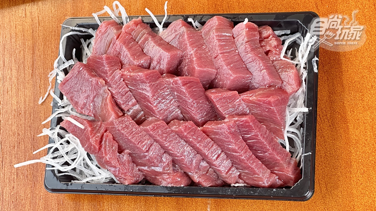 一開門就排隊！高CP值「厚切生魚片」藏50年老店，200元鋪滿滿太超值