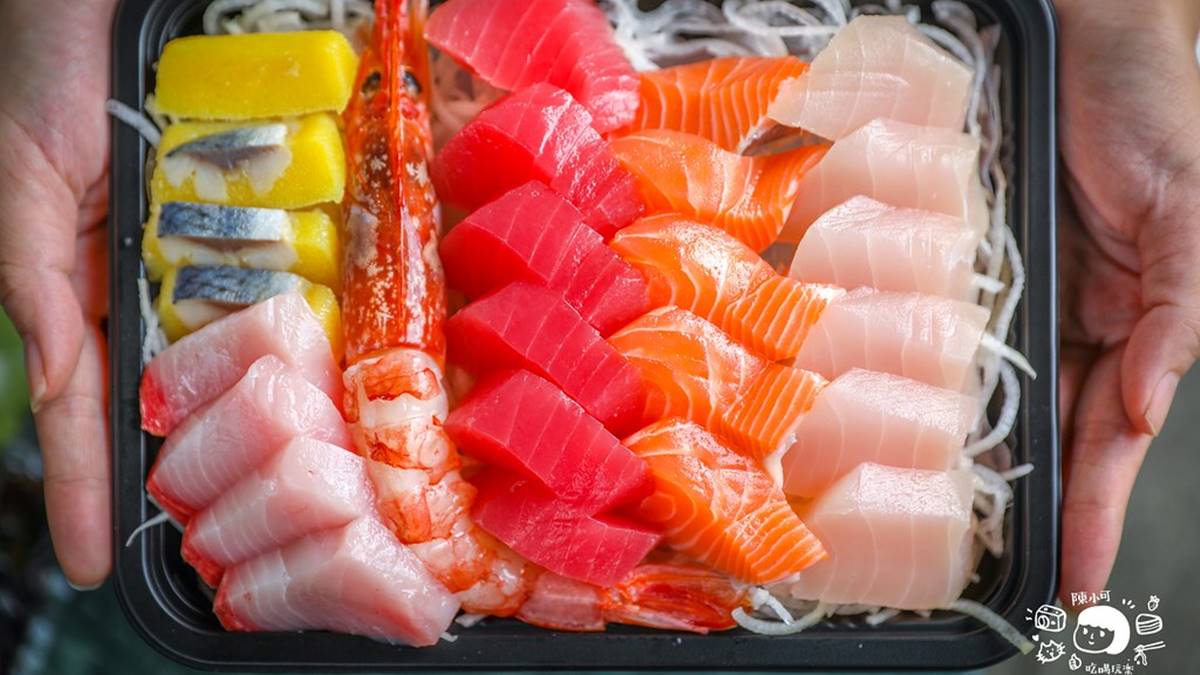 每片只要12元！板橋排隊「高CP值生魚片」藏市場，300元鋪滿滿還附天使紅蝦