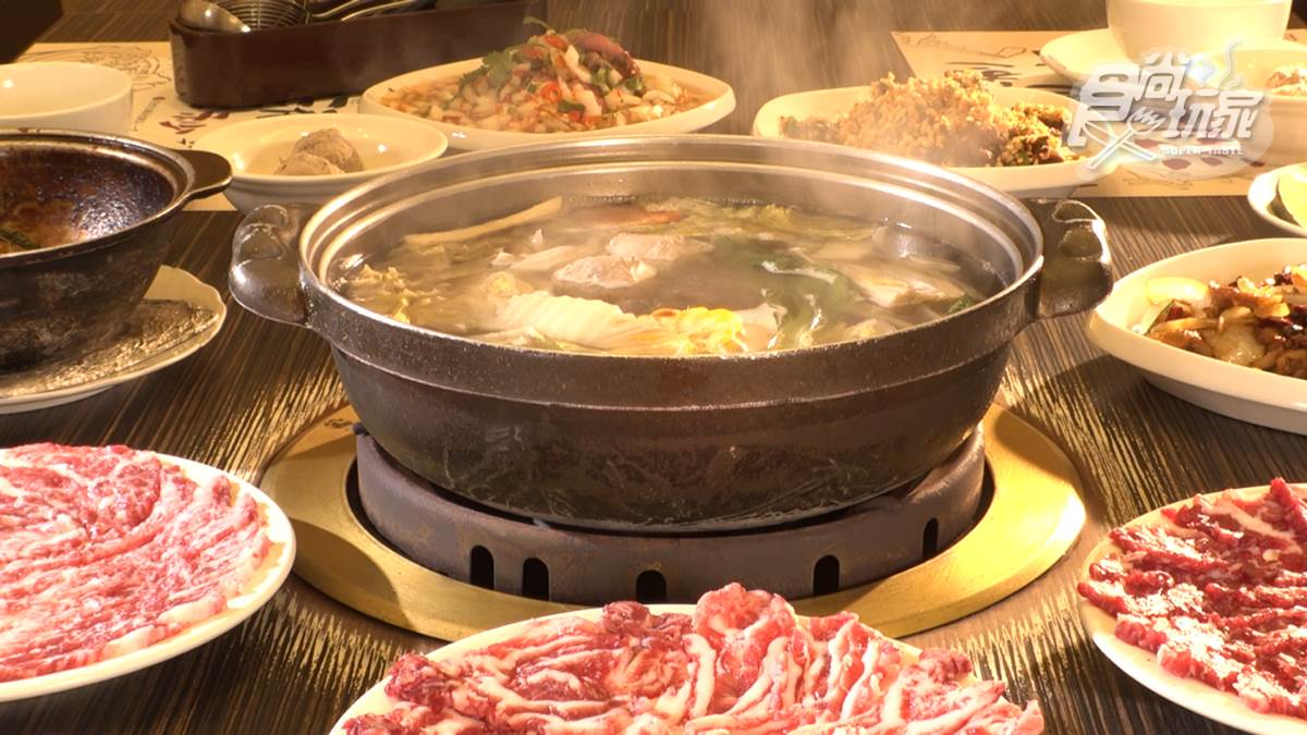 曾獲米其林必比登！台中人氣「溫體牛火鍋」每日新鮮直送，必點熱炒蒜香牛