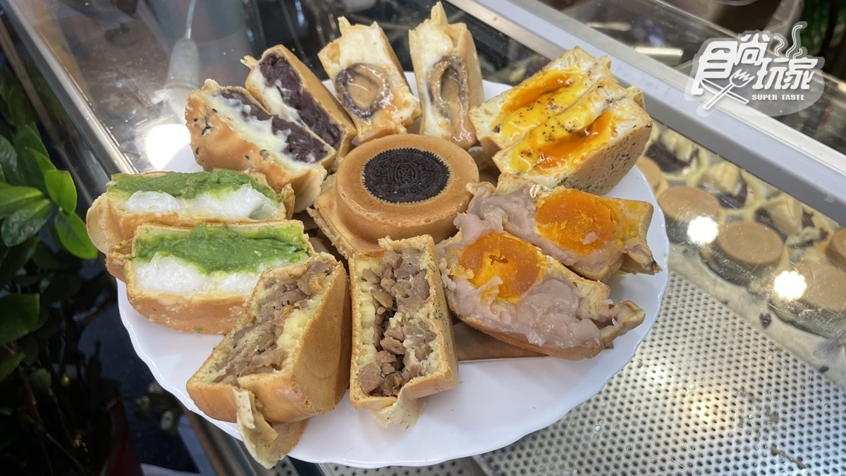 口味多到選擇困難！新北高CP值「爆餡車輪餅」，包入芋頭＋鹹蛋黃一咬爆餡