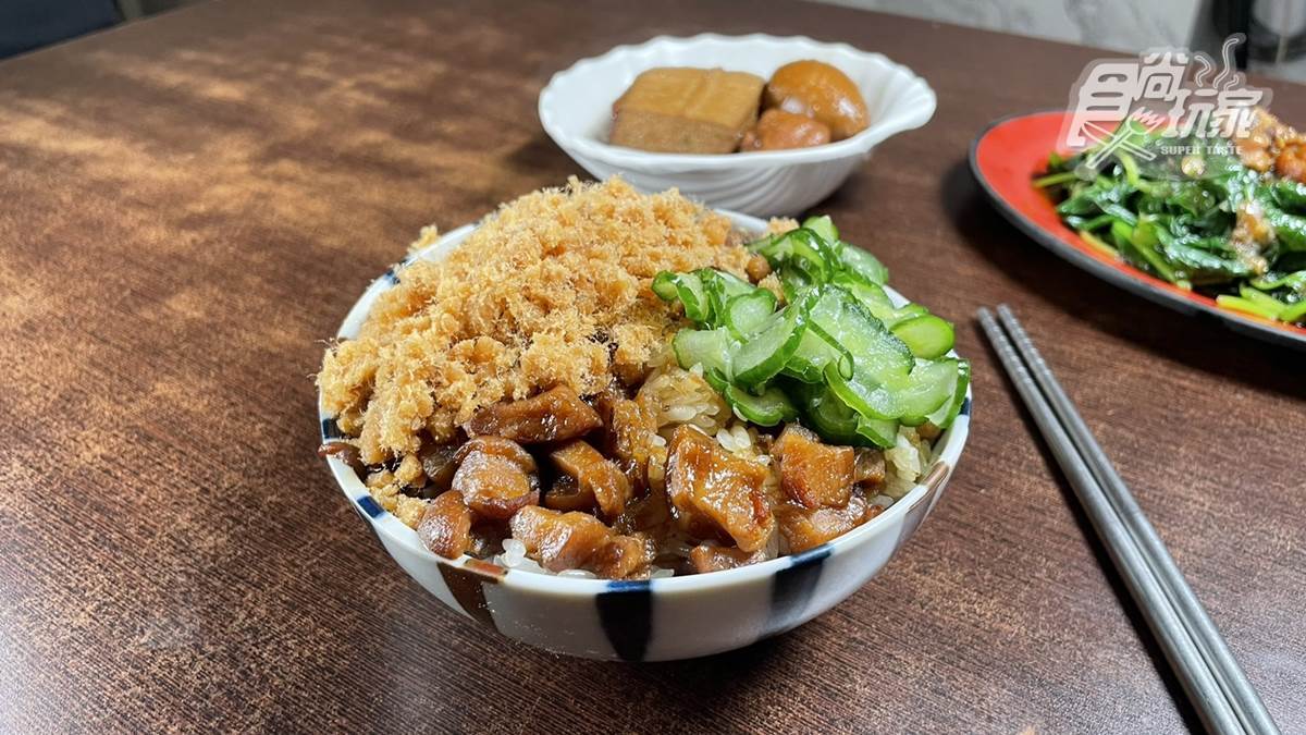 飄香50年老字號！傳統「台南味米糕」鋪滿肉燥＋魚脯，必搭濃郁四神湯超有料