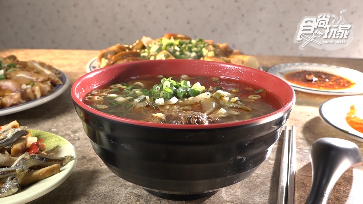 信義區吃得到「百元牛肉麵」！濃郁湯頭＋腱子肉鹹香入味，免費加湯小資超愛