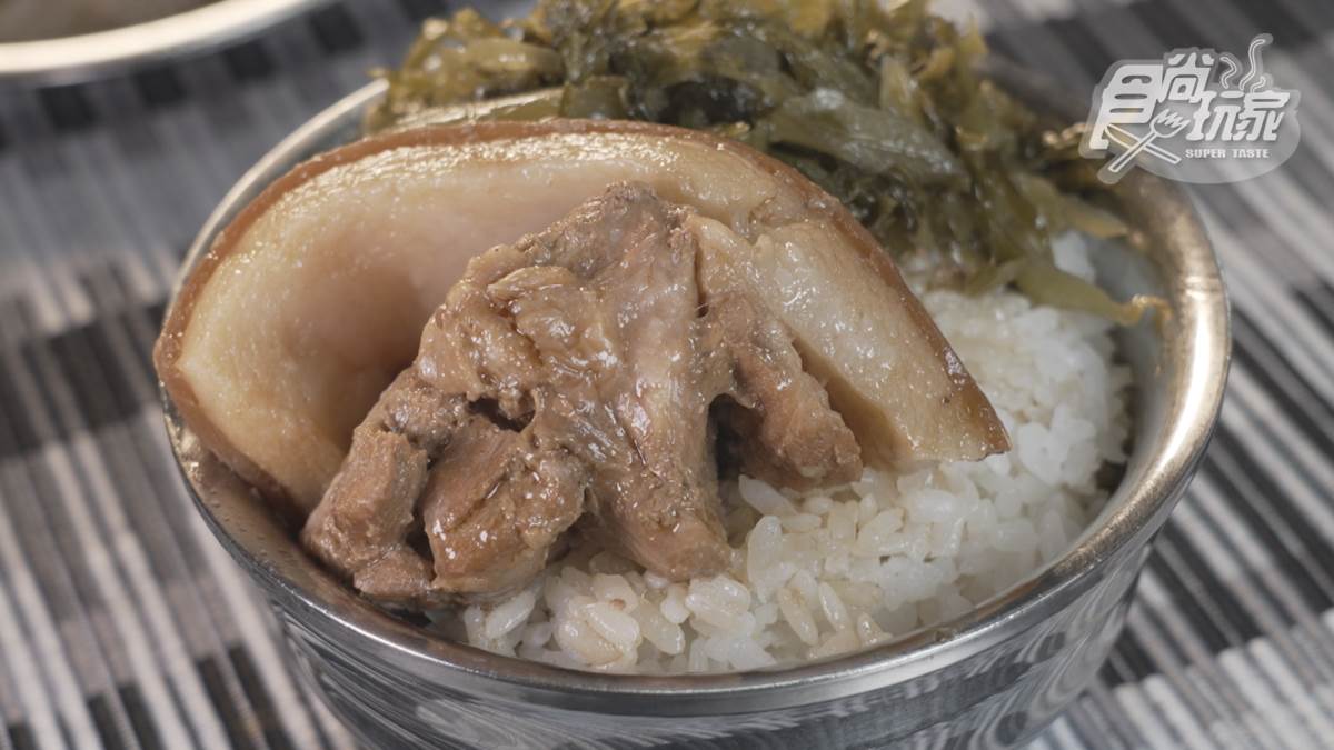 １碗湯只要10元！台中「爌肉飯老店」CP值爆表，一大盆酸菜任你夾