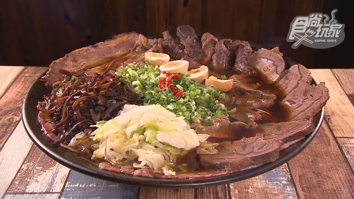 飽到天靈蓋！13公斤巨無霸「牛肉拉麵」在台中，大塊牛筋吸飽湯汁超銷魂