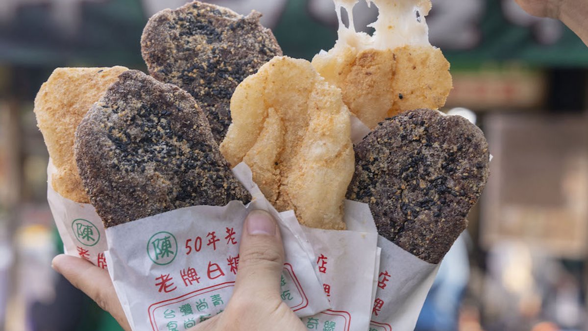 剛炸好的白糖粿熱呼呼的，外酥內軟好好吃。（圖片來源：算命的說我很愛吃）