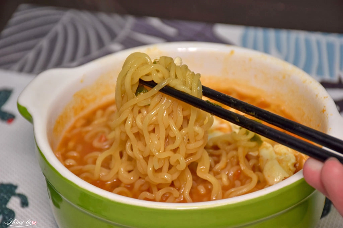 颱風天泡麵準備了沒？６款PTT高人氣韓國泡麵：韓綜推薦部隊鍋麵、激辣火雞麵