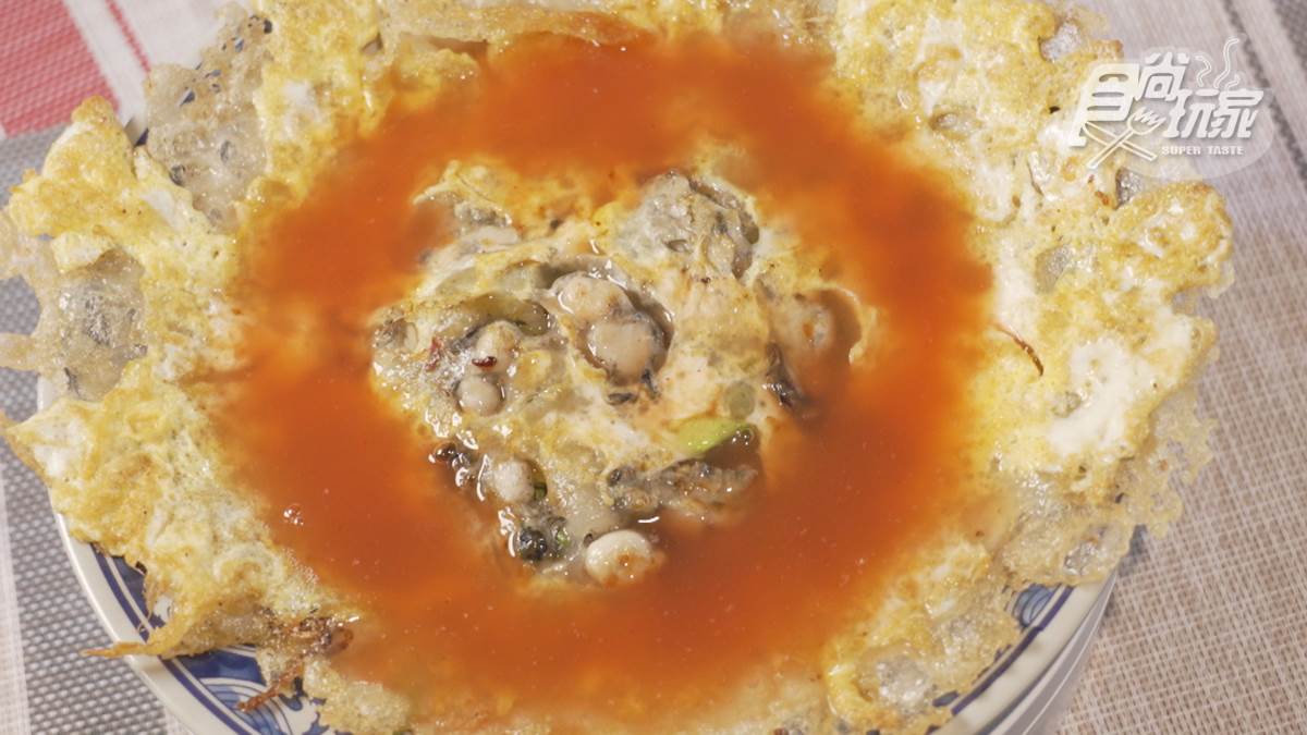 號稱夜市扛霸子！超人氣「排隊蚵仔煎」給料不手軟，酥脆餅皮愈嚼愈香