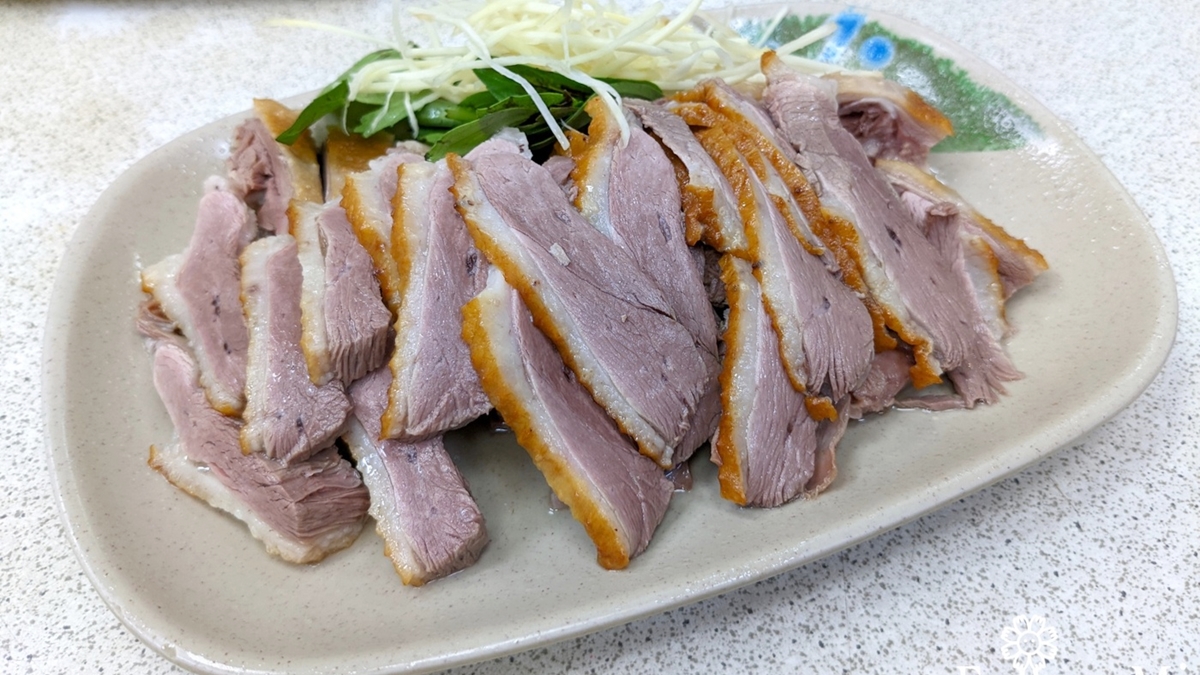 「煙燻鵝肉」吃起來肉質軟嫩不乾柴。（圖片來源：花洛米一起去玩耍）