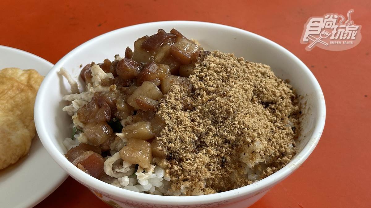 米其林推薦老字號！高雄「魚鬆肉燥飯」淋半熟蛋液超銷魂，整套免百元就能吃