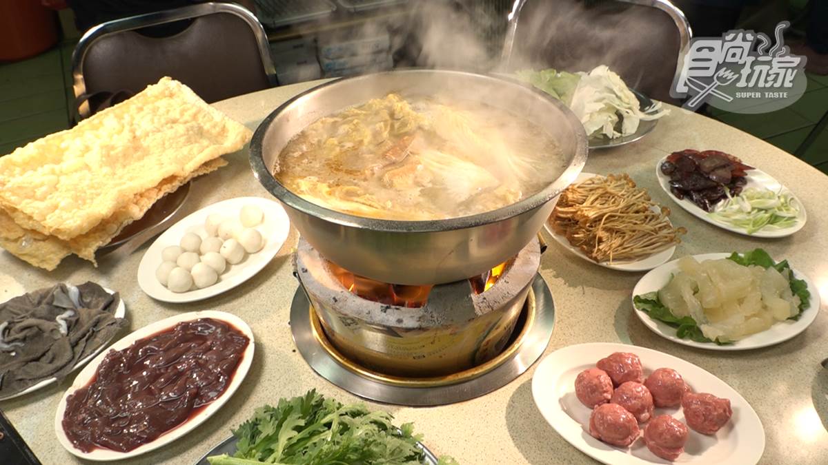 一開店馬上客滿！台中人氣「炭火沙茶鍋」飄香一甲子，內行必點現炸豆皮