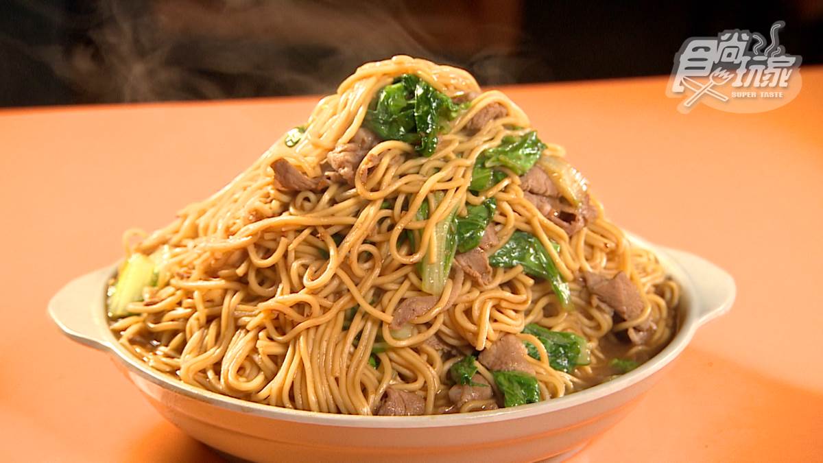 吃完飽到天靈蓋！「巨無霸羊肉炒麵」僅百元超佛心，羊油＋沙茶醬汁鹹香入味