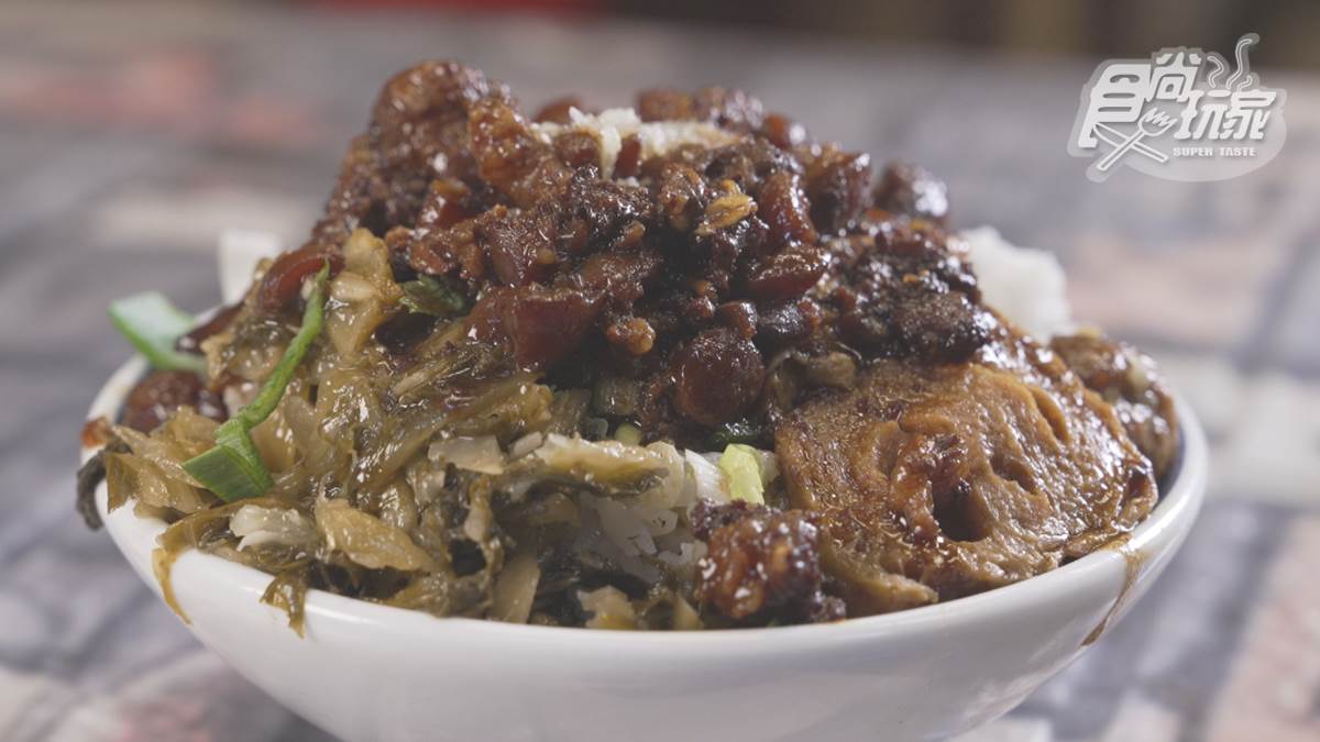 上班族收工吃這家！超佛心「黑滷飯」50元堆成山，拌入酸菜夠味又解膩