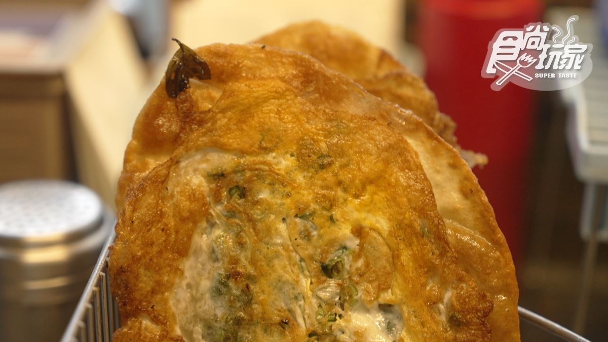 全台唯一！老街「銅板價蛋酥餅」別處吃不到，霸氣塞滿青蔥超夠味