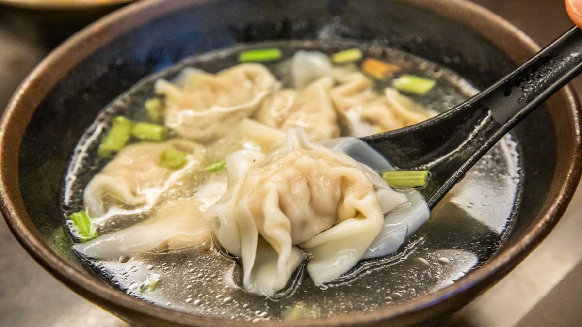 「江技舊記專業餛飩」已經有80年歷史，是苗栗非常有名的美食老店。（圖片來源：大手牽小手。玩樂趣）