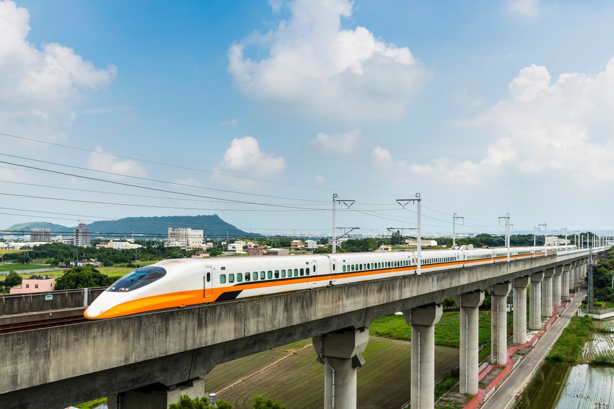 暑假半價高鐵票開搶！「這類人」全票最低５折起，加碼１招買88折車票