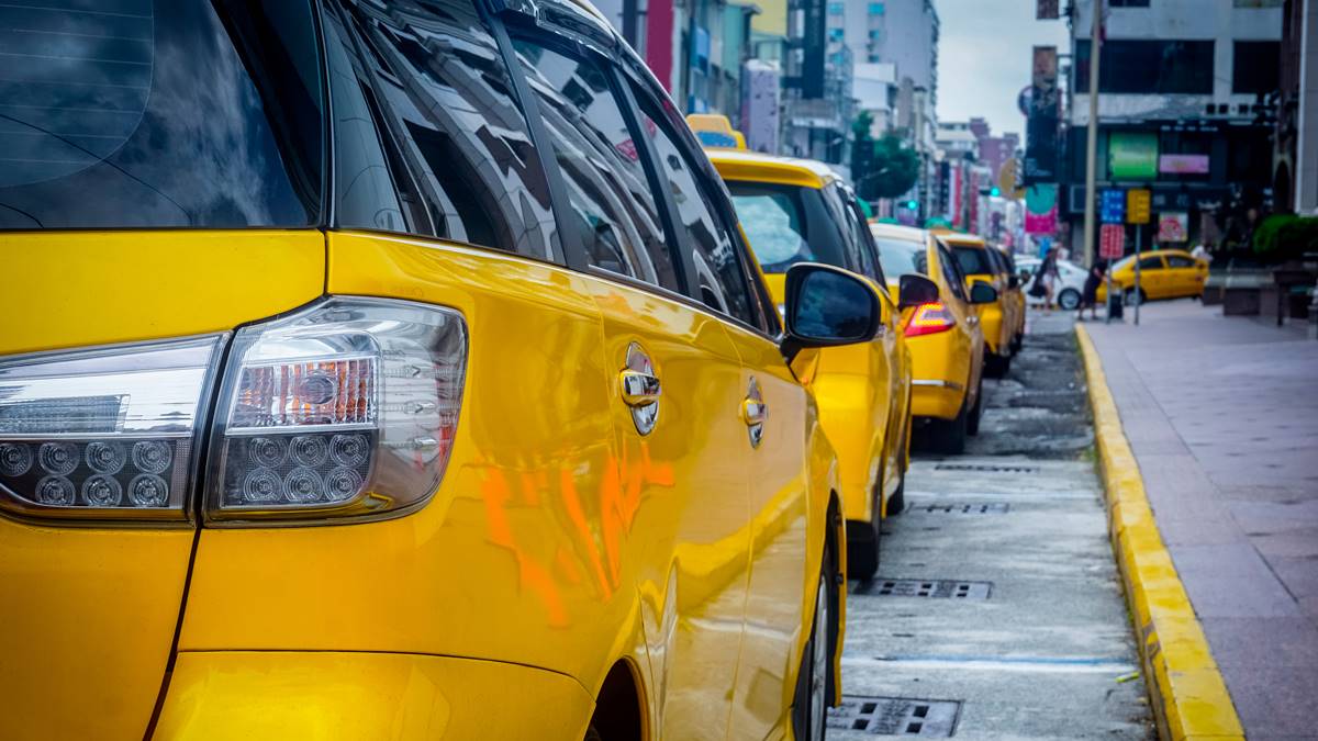 路邊停車要打雙黃燈嗎？方向燈打錯恐挨罰3600元，警察局揭正確做法