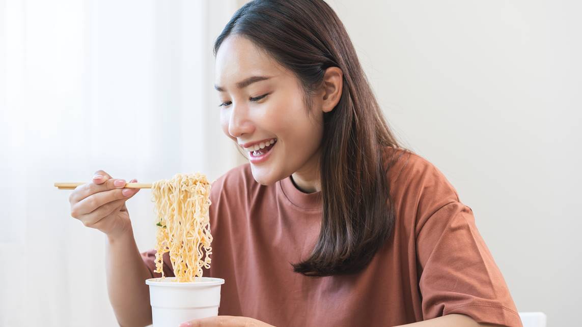 泡麵隱藏吃法！碗裡「加１物」麵條秒變Q彈可口，網友讚：用在雞肉上也好吃