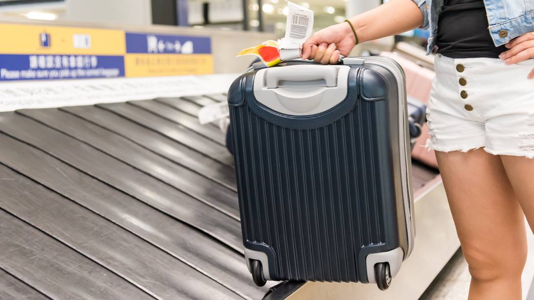 行李箱托運貼紙要撕掉嗎？桃園機場曝下場，旅客飛十幾年都不知道