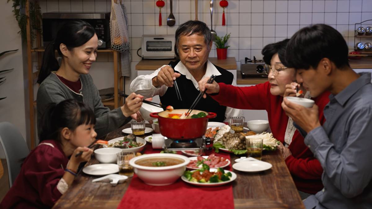 年菜吃不完怎麼辦？醫曝「４道菜」別重複加熱恐致癌，菠菜、佛跳牆都上榜