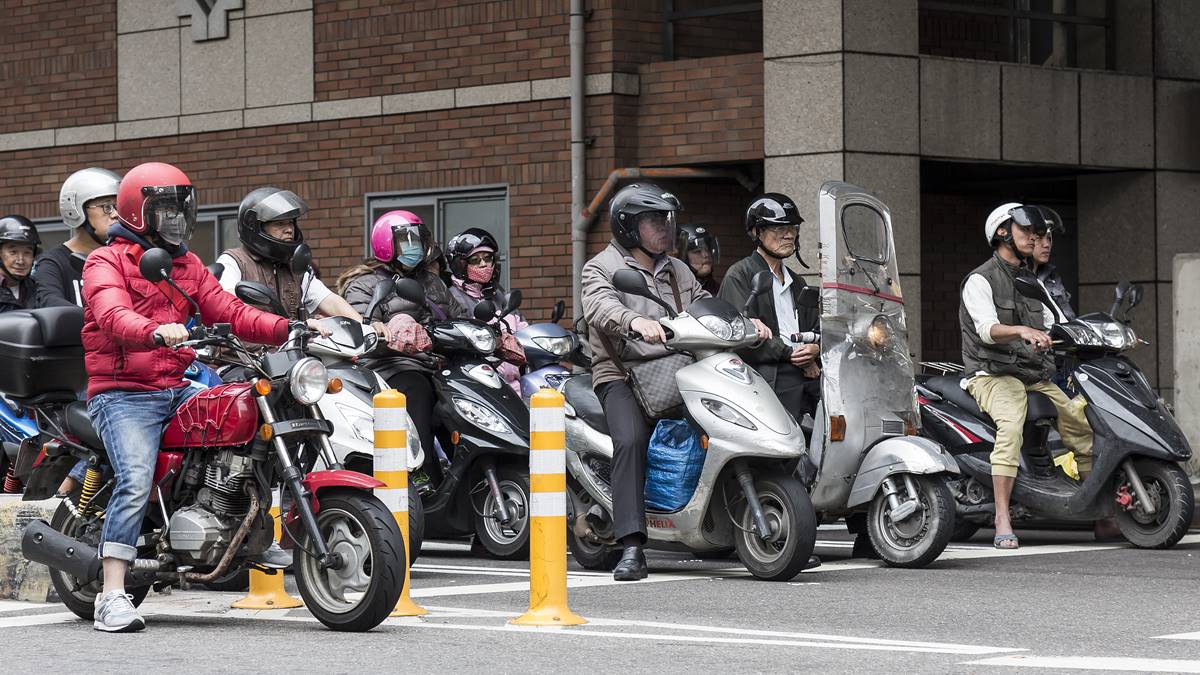 網傳「機車後座抱緊緊」會被罰！警察揭真相：機車載人３行為開罰600元