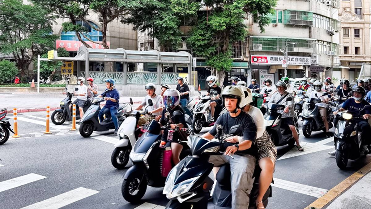 騎車用手機、開車抽菸將罰更重！１交通新法上路，做這件事恐噴7200元