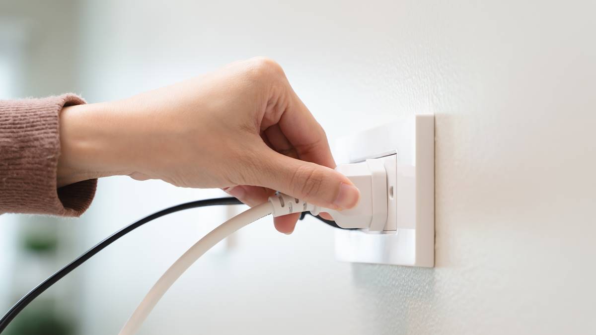 插頭、插座出現２顏色別再用！台電示警「恐引發火災」，教你如何正確清潔
