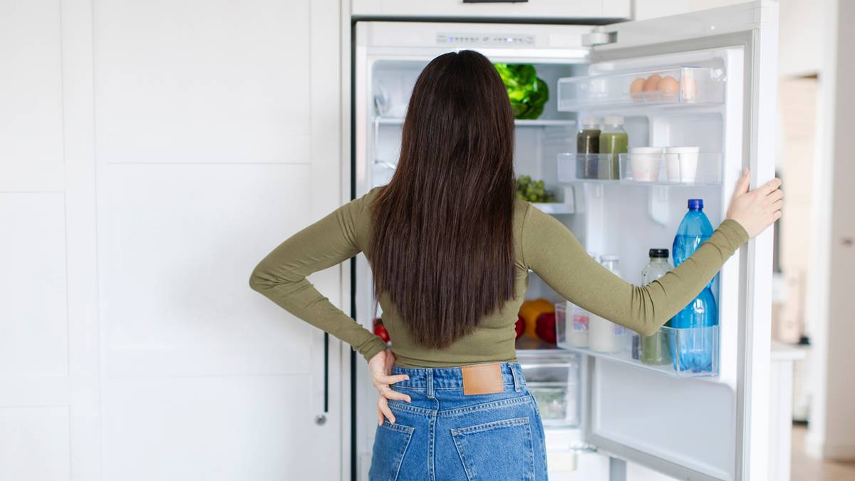 ５類食物別放在冰箱門！專家示警「放錯位置恐變質」，牛奶、雞蛋都上榜