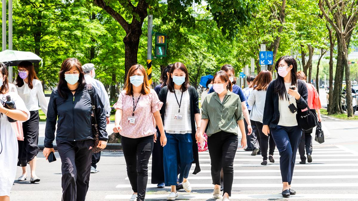 全台首創新福利！「這類人」每天減少工作１小時不減薪，企業領10萬元補助