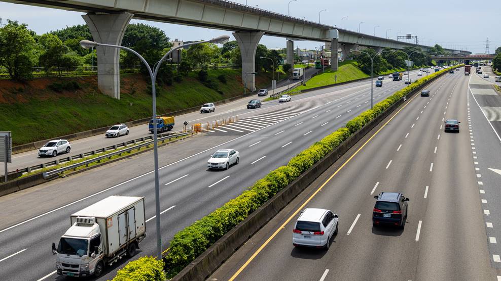 國道變換車道打方向燈「仍被罰3000元」！法院曝背後原因：明顯違反安全規定