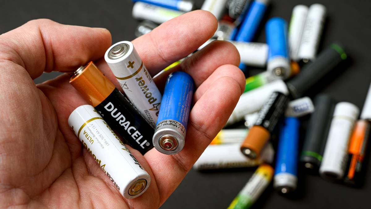 不要的電池、廢筆電別亂丟!交給「6地點」就能換100元,丟錯恐罰6000元 不要的電池要丟哪裡?回收少做1事恐爆炸、罰6000元,拿去超商還能換錢