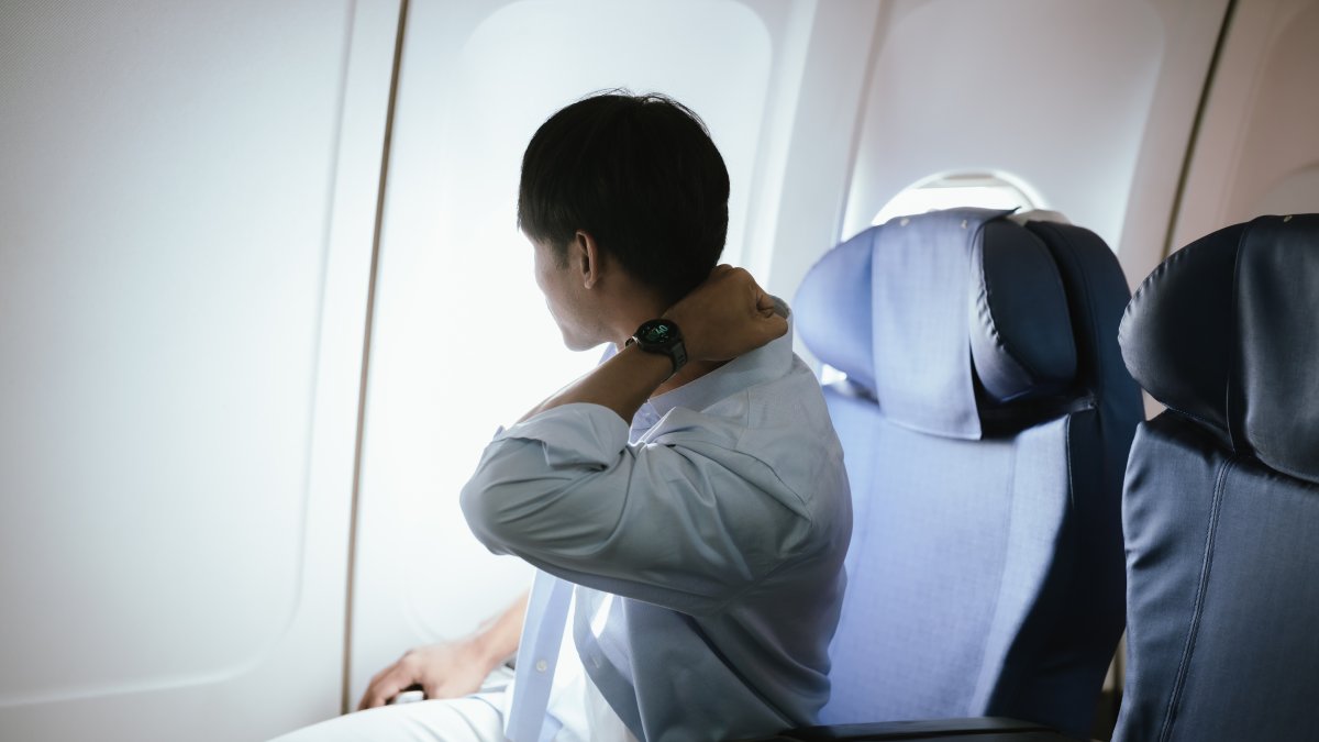 搭長途飛機腰痠背痛？１神招能解決久坐不適，網友實測大讚：辦公室也適用