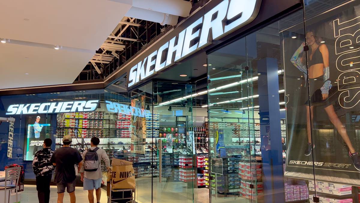 不是NIKE、Adidas！一票長輩超愛買「這品牌」運動鞋，網友讚：又輕又軟適合走