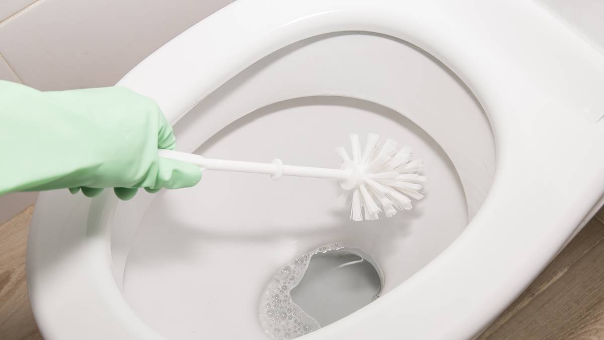 馬桶黃垢刷不掉怎麼辦？達人「用１物」快速除垢，不用力刷洗也能變乾淨