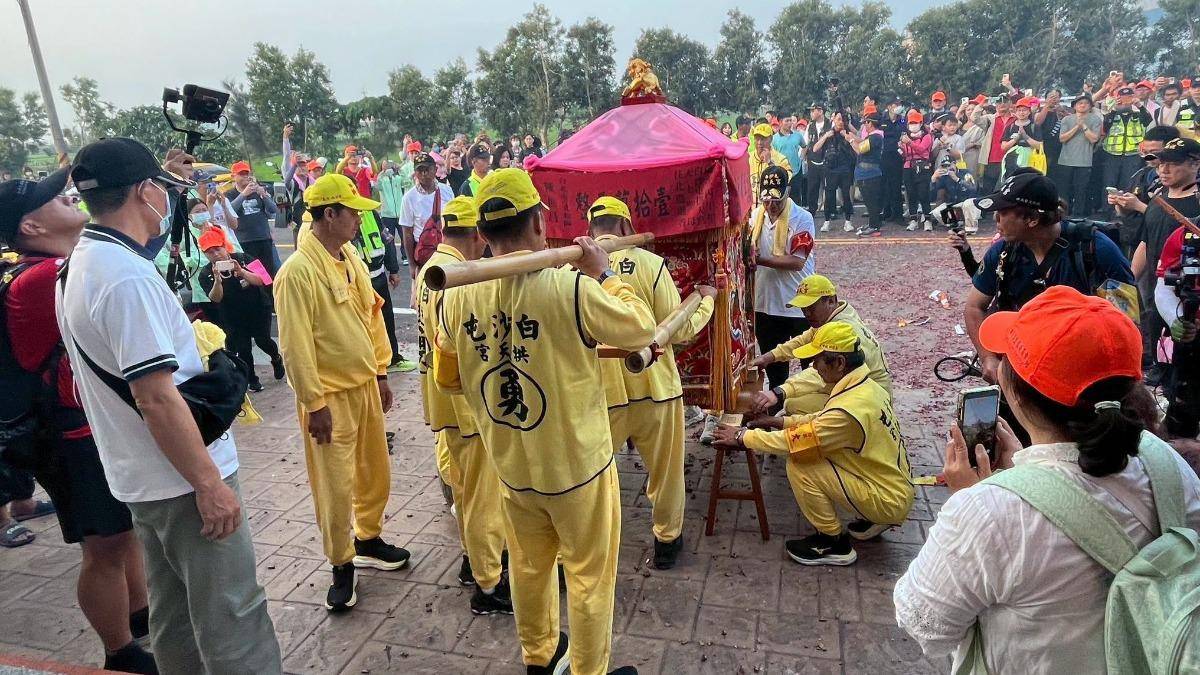 走８天也不怕腳痛！白沙屯媽祖轎班全穿同款鞋，網友讚好穿好走、出國也適用