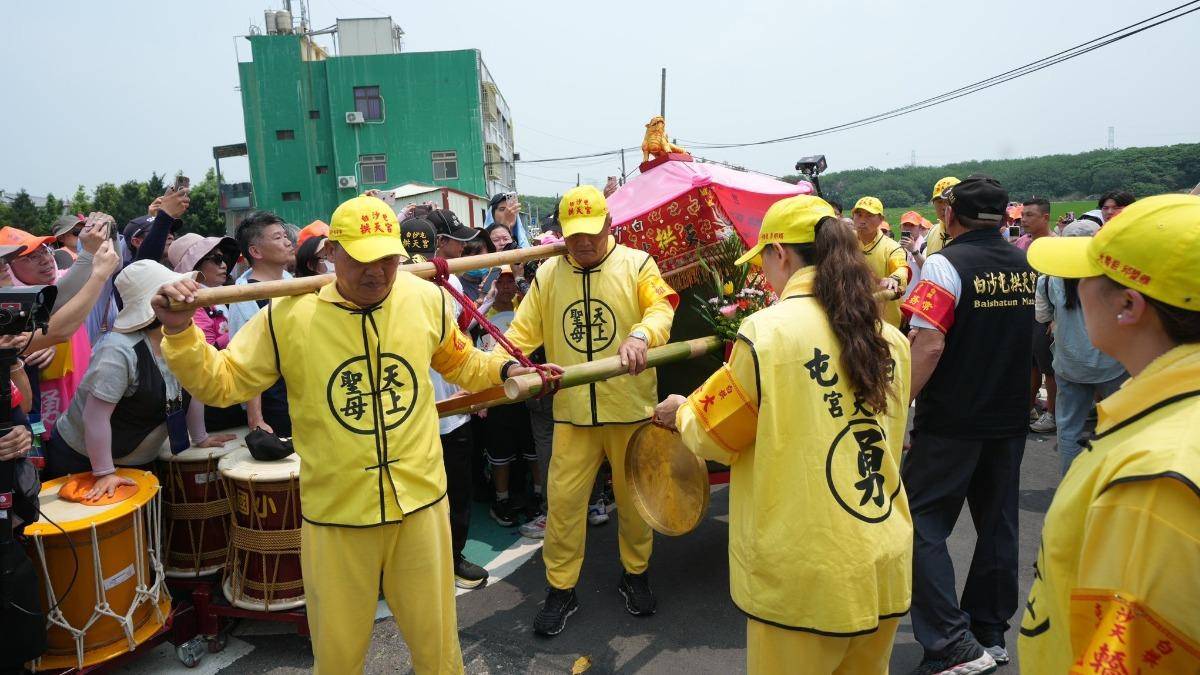走８天也不怕腳痛！白沙屯媽祖轎班全穿同款鞋，網友讚好穿好走、出國也適用