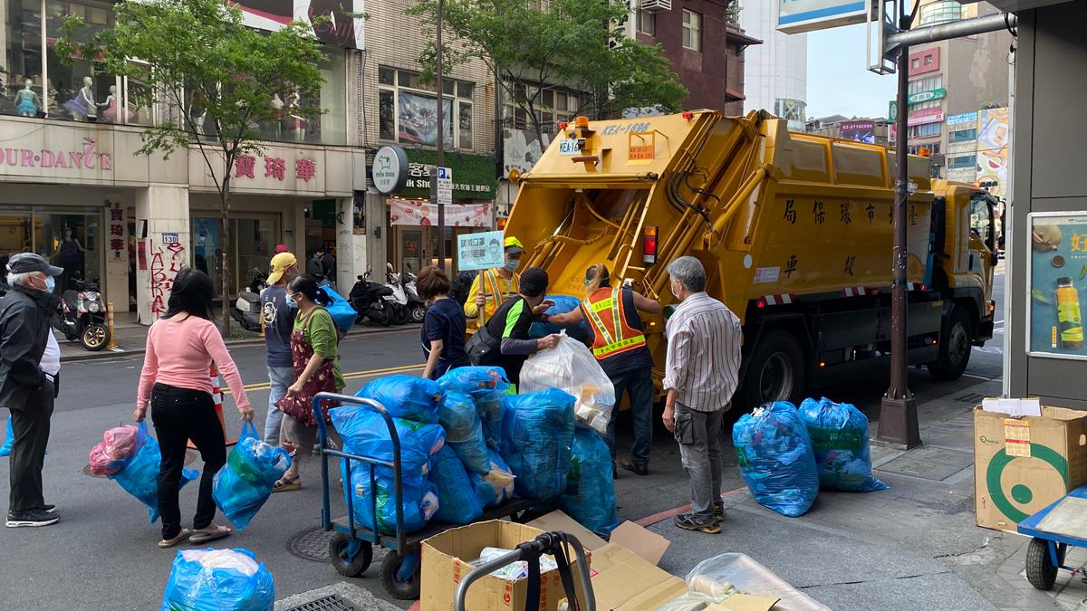油膩便當盒、飲料杯可以回收?需要先清洗?正確分類法曝:丟錯罰6000元 油膩便當盒、飲料杯可以回收?需要先清洗?正確分類法曝:丟錯罰6000元