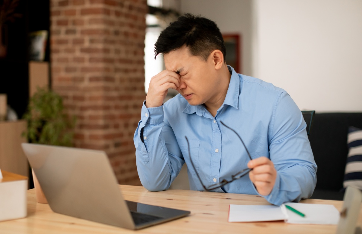 還沒40歲也會老花？10大傷眼習慣恐讓老花提前報到，揭開生活中隱形地雷