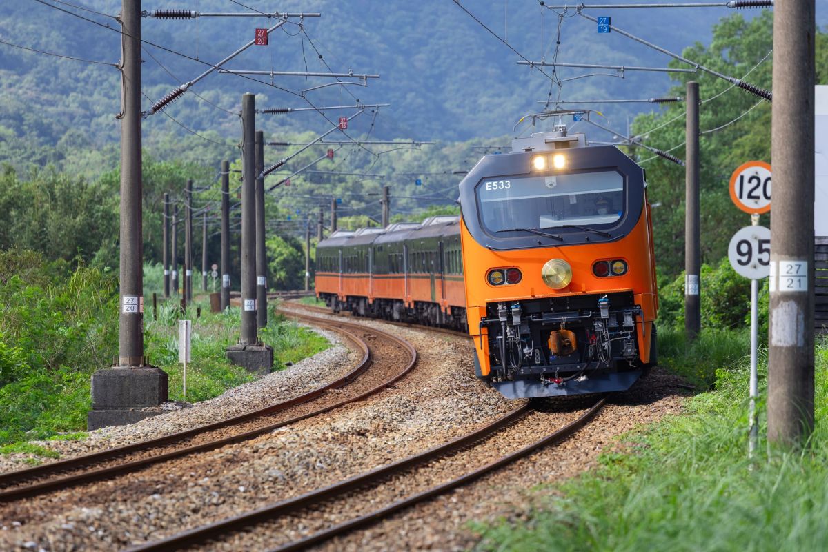 全台最頂觀光列車！「鳴日廚房」新路線逛最美漁村、品嘗米其林三星頤宮手藝