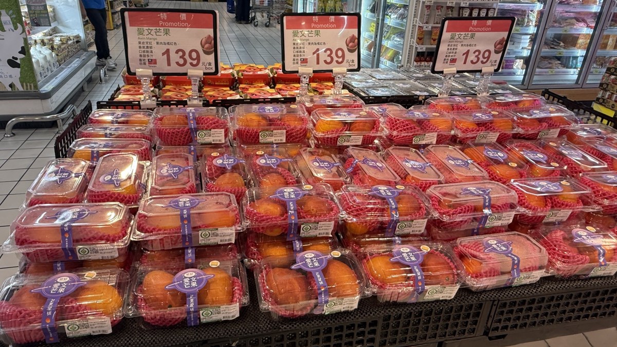 家樂福「芒果買２送１」快衝！愛文芒果價格「大腰斬」跌破百元，免費送金煌芒果